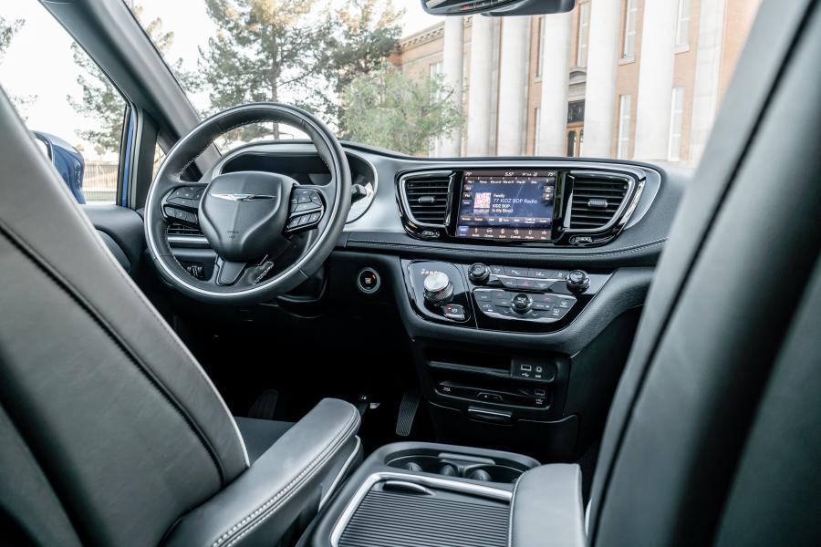 Торпедо Chrysler Pacifica Hybrid S Appearance Package (RU) 2018 года  (фото 3 из 33)